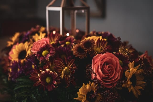 Décorer une tombe avec des fleurs de saison