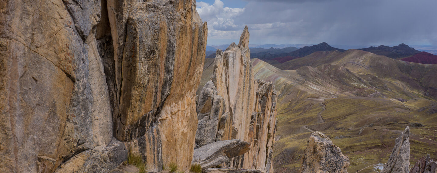 Zoom sur la pierre tombale en granit Himalaya