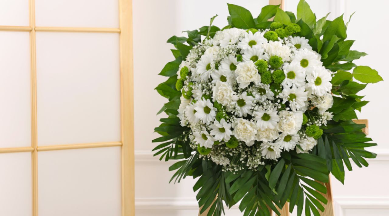 La couronne funéraire : une composition florale pour dire au revoir