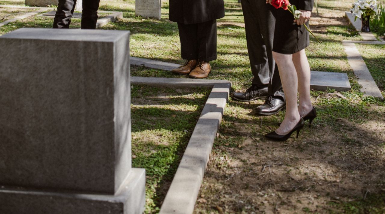 quelle différence entre inhumation et cremation