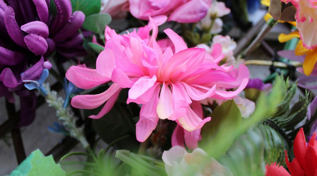 Fleurs artificielles pour cimetière : comment bien les choisir ?