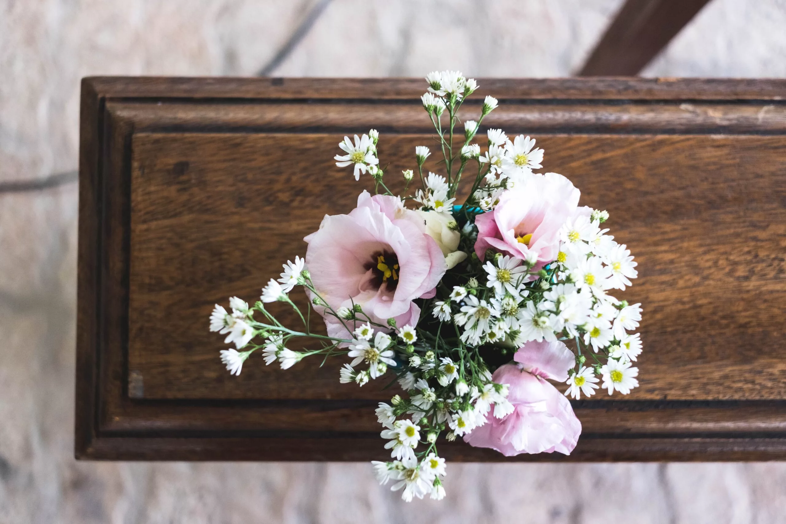 cercueil avec bouquet obsèques