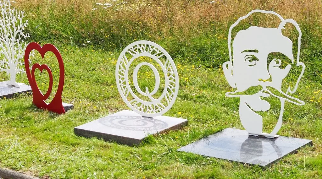 Nos conseils pour l’entretien de la stèle acier d’une tombe