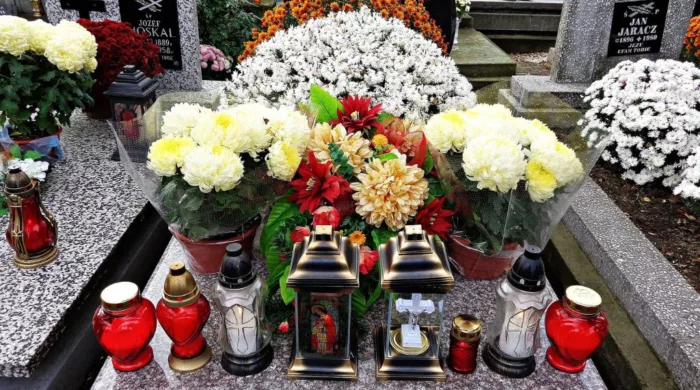 Tombe décorée avec des chrysanthème et des bougies