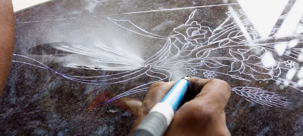 L’art et le savoir-faire des graveurs sur pierre tombale 