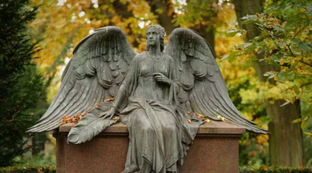 Les statues funéraires en granit : imager dignement un monument funéraire
