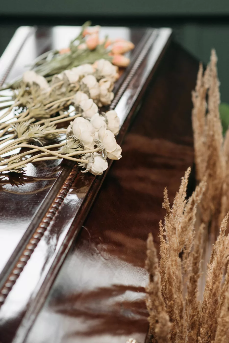 Tombe fleures cérémonie obseques